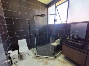 Spectacular house for sale with an apartment in Los Reyes gated community.