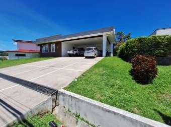 Spectacular house for sale with an apartment in Los Reyes gated community.