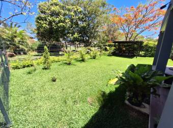 Spectacular house for sale with an apartment in Los Reyes gated community.