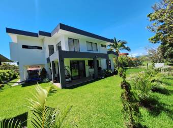 Spectacular house for sale with an apartment in Los Reyes gated community.