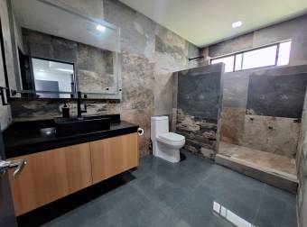 Spectacular house for sale with an apartment in Los Reyes gated community.