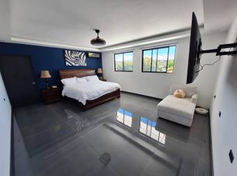 Spectacular house for sale with an apartment in Los Reyes gated community.
