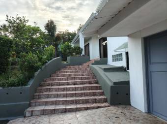 Land for sale with 1 house and 1 apartment, Heredia Center, single-story.