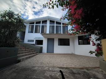Land for sale with 1 house and 1 apartment, Heredia Center, single-story.