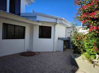 Land for sale with 1 house and 1 apartment, Heredia Center, single-story.