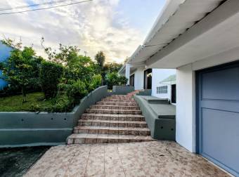 Land for sale with 1 house and 1 apartment, Heredia Center, single-story.