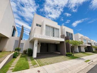 Se alquila casa en La Ribera Belén 27-463