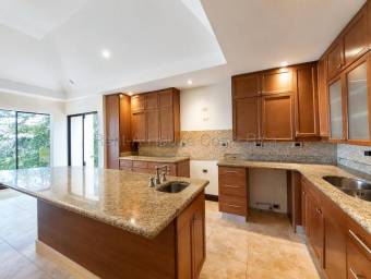 Se vende casa en Ciudad Colón Mora 27-325