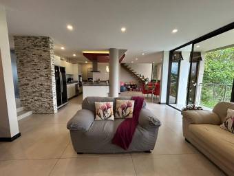 Se vende casa en Ulloa Heredia 25-627