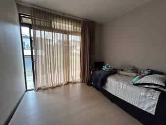 Se vende casa en Ulloa Heredia 25-627