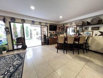 Spacious Detached House for Sale in Santa Ana Center