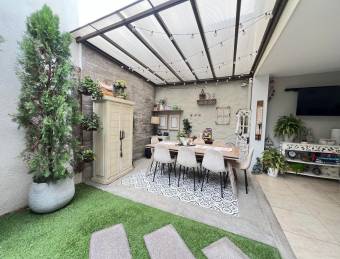 Spacious Detached House for Sale in Santa Ana Center