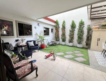 Spacious Detached House for Sale in Santa Ana Center