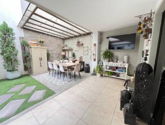 Spacious Detached House for Sale in Santa Ana Center