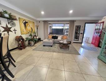 Spacious Detached House for Sale in Santa Ana Center
