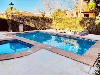 Venta de Casa en Condominio Brasil de Santa Ana. RAH 27-467