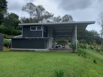 Venta de Quinta AMUEBLADA en Dota-Jardín. RAH 27-444