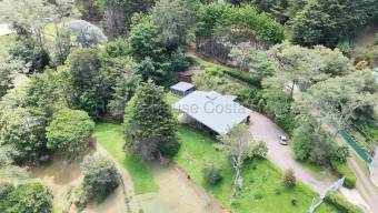 Venta de Quinta AMUEBLADA en Dota-Jardín. RAH 27-444