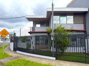 VENTA Casa en Los Yoses Sur  Ubicación Premium, Amplios Espacios y Estilo Urbano