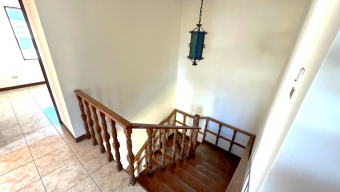 VENTA Casa en Los Yoses Sur  Ubicación Premium, Amplios Espacios y Estilo Urbano