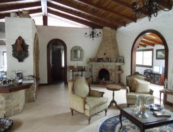 Hermosa Casa Colonial en Dulce Nombre de Coronado