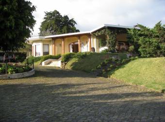 Se vende finca con hermosa casa en San Isidro de Heredia,