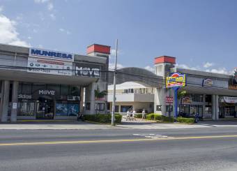 Locales comerciales en La Uruca sobre calle principal