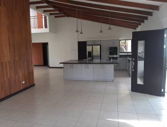 Alquiler de Amplia Casa de 4 Habitaciones en Condominio en Ciudad Colón