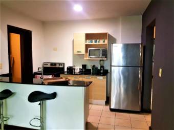 Se vende espacioso apartamento con vista a las montañas y a la piscina en santa ana centro 20-1530