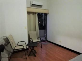 Se vende espacioso apartamento con vista a las montañas y a la piscina en santa ana centro 20-1530