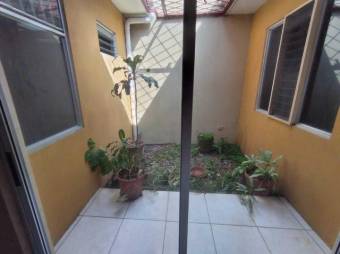 Venta de bella y amplia propiedad en Zapote #22-153