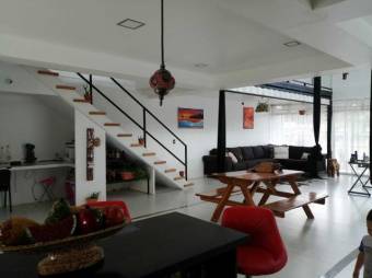 Venta de moderna casa con 2 apartamentos en Tambor de Alajuela. #22-211