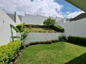 Guachipelin de Escazú / Spaciousness / Comfort / Garden of 70m2 / Modern