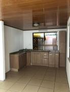 Se vende casa con apartamento independiente en Heredai 21-2237