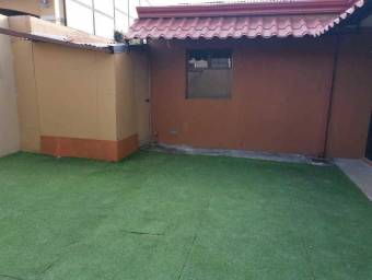 Se vende espaciosa casa esquinera con patio grande en Mercedes Sur Heredia 21-1306