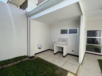 se vende casa a estrenar con patio 23-368