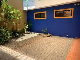 se vende casa con amplia terraza y estacionamiento techado 22-2220