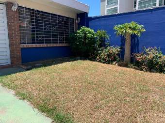 se vende casa con amplia terraza y estacionamiento techado 22-2220