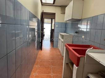 se vende casa con amplia terraza y estacionamiento techado 22-2220