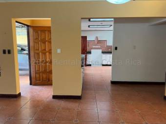 se vende casa con amplia terraza y estacionamiento techado 22-2220