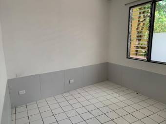 se vende casa con amplia terraza y estacionamiento techado 22-2220