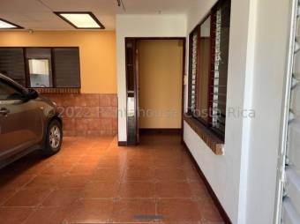 se vende casa con amplia terraza y estacionamiento techado 22-2220