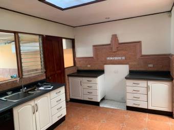 se vende casa con amplia terraza y estacionamiento techado 22-2220