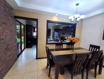 Casa en venta en Mercedes, Heredia. RAH 23-320