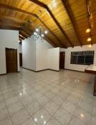 Se vende casa de una planta un terreno de 2606m2 en piedades de Santa Ana 23-186