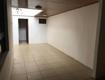 Se vende casa con patio y un apartamento 22-2545