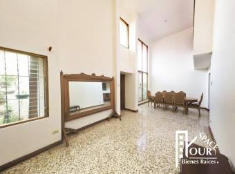 Beautiful independent house in Rohrmoser, with internal gardens!