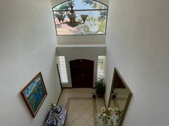 Se vende hermosa y espaciosa casa con patio y terraza en San Antonio de Belén 23-2832