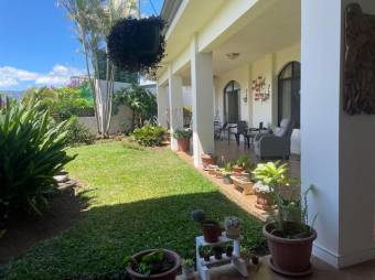 Se vende hermosa y espaciosa casa con patio y terraza en San Antonio de Belén 23-2832