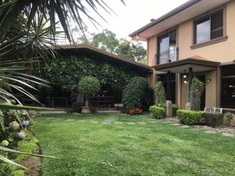 Se alquila hermosa y espaciosa casa con patio y terraza en San Ramon de La Unión 24-323